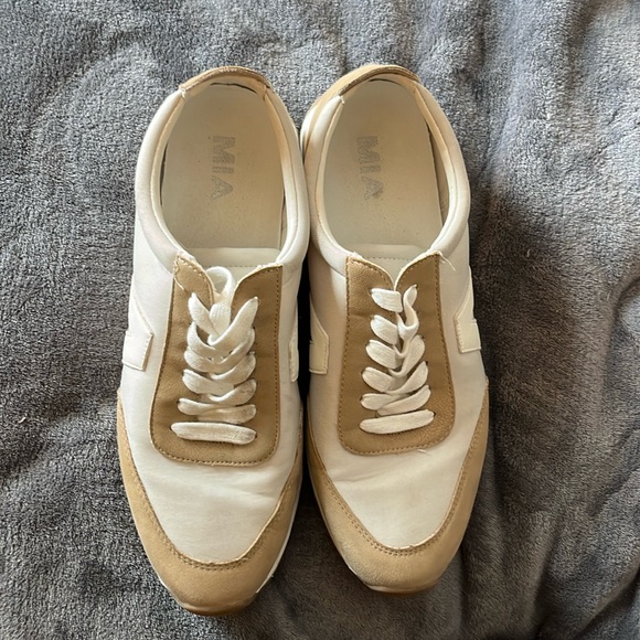 Mia Size 9 Tennis Shoe - Picture 2 of 3